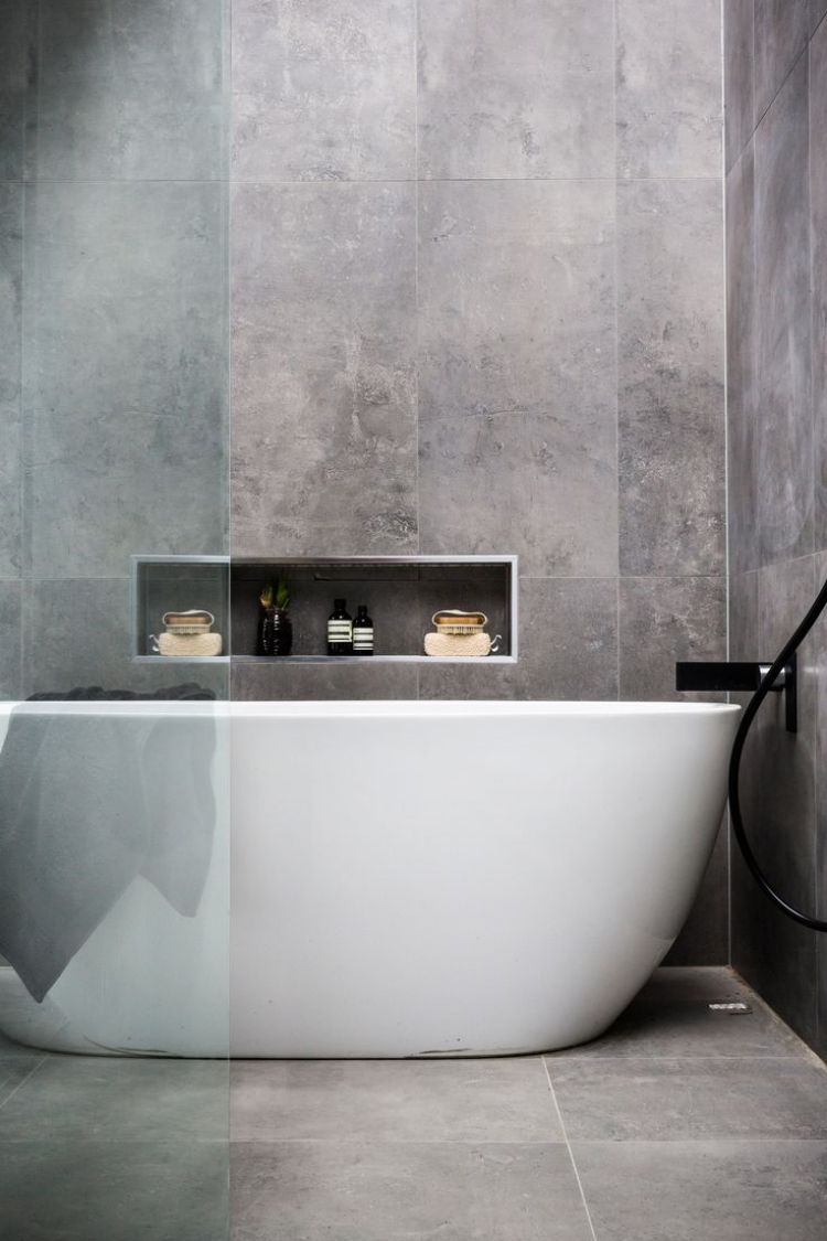 steinfliesen-badezimmer--grau-minimalistisch-weiss-badewanne-freistehende