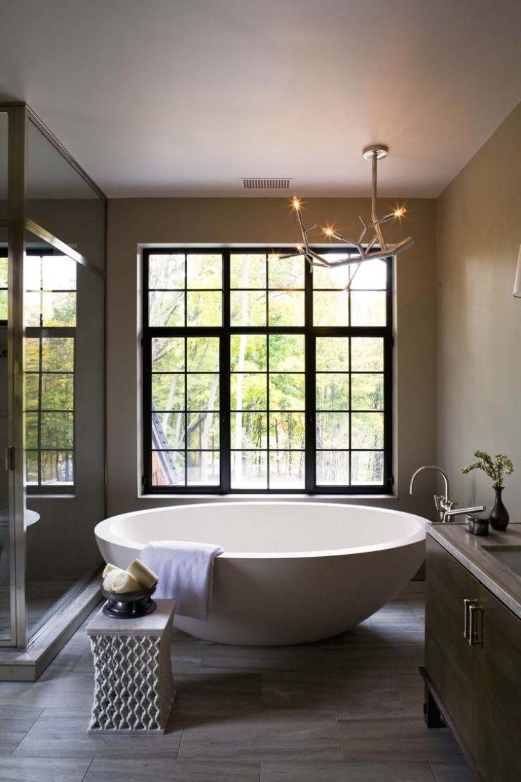 steinfliesen-badezimmer--modern-fenster-badewanne-freistehend-weiss