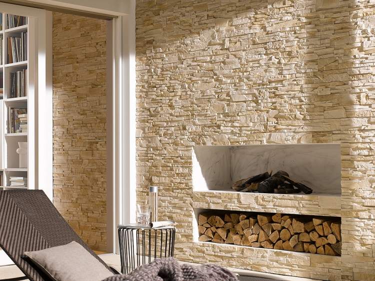steinwand-wohnzimmer-hell-naturstein-brennholz-liege-kamin-offen