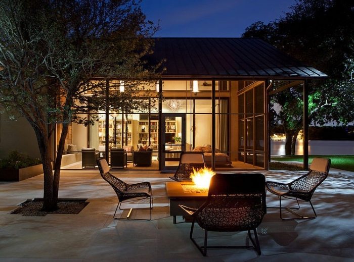terrasse-nachts-gemütlich-beleuchtet-filigrane-stuhl-struktur-aus-metall