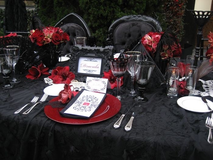 themenparty-dekoration-vampir-hochzeit-schwarz-weiß-rot-tafelgeschirr-tischdecke