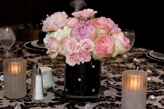 tischdeko-hochzeit-schwarz-weiss-kristallen-rosa-rosen