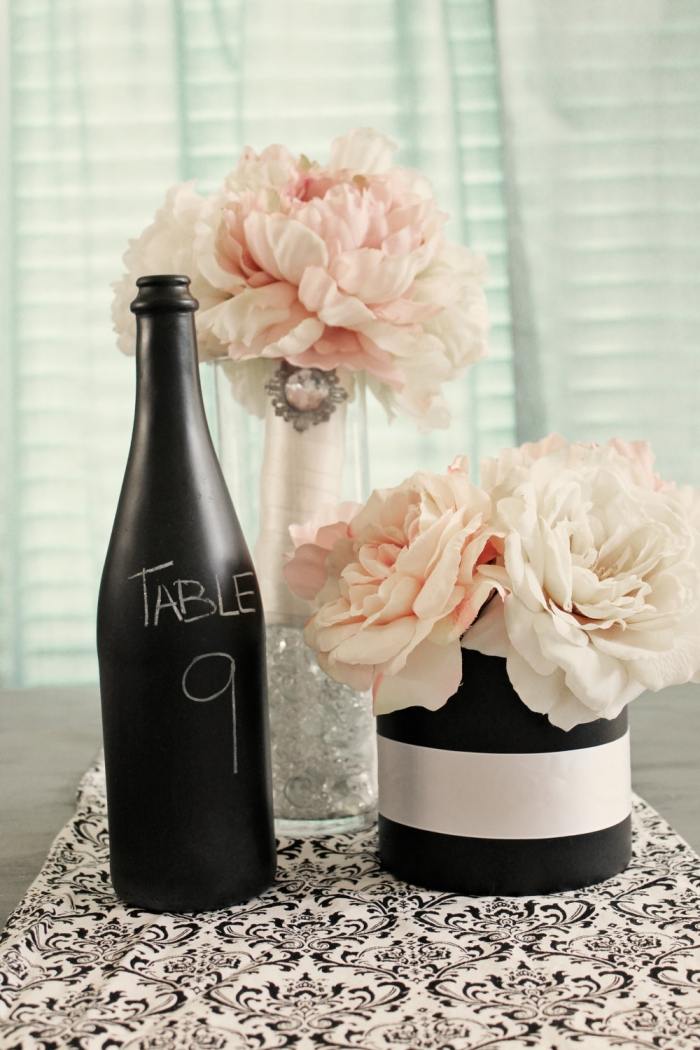 tischdeko-hochzeit-schwarz-weiss-tischnummer-tafelfarbe-weinflasche