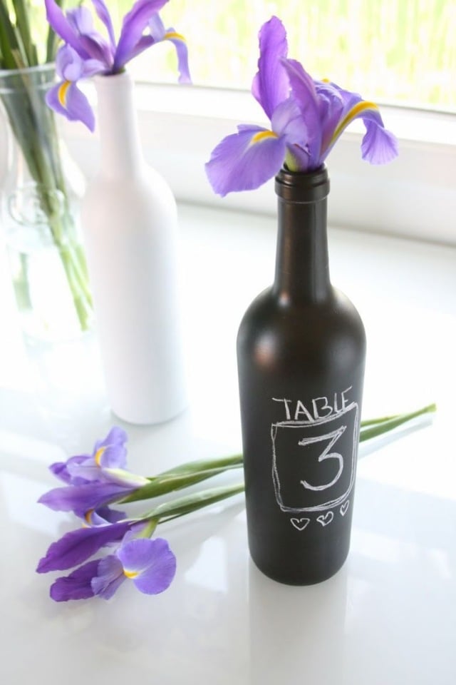 tischdeko zur hochzeit weinflaschen-tafelfarbe-streichen-iris-blume-vase