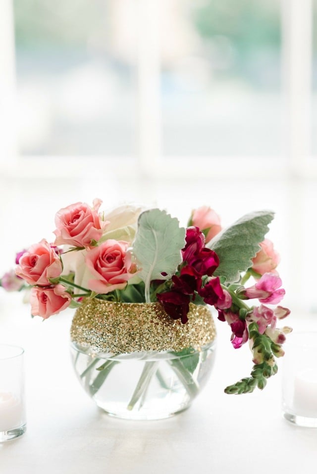 tischdeko sommerblumen rosen rosa vase gold glitzer