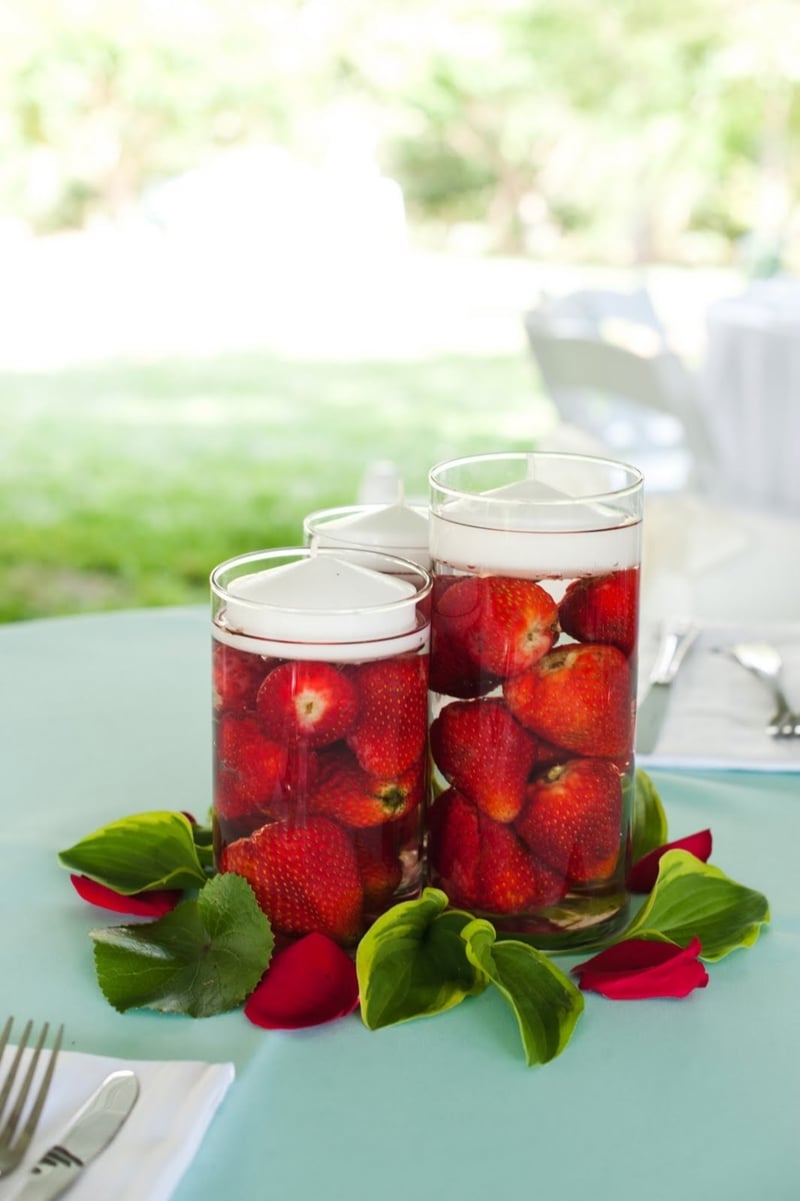 tischdeko zur hochzeit erdbeeren schwimmkerzen idee romantisch