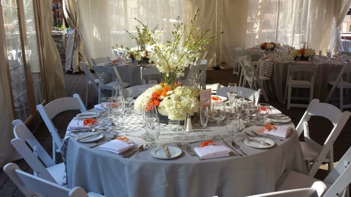 Tischdekoration zur Hochzeit runde-tische-weiss-orange-fruehling
