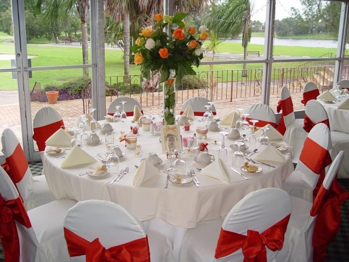 Tischdekoration zur Hochzeit runde-tische-weiss-rot-orange