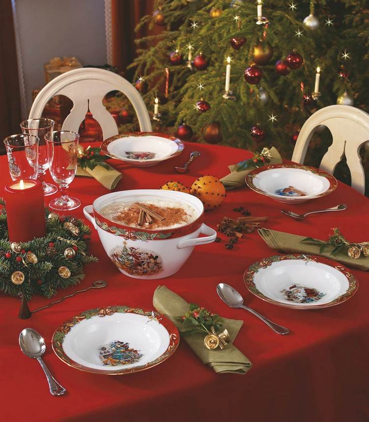 Tischdekoration zu Weihnachten rote-tischdecke-gruene-stoffservietten-glocken-anhaenger
