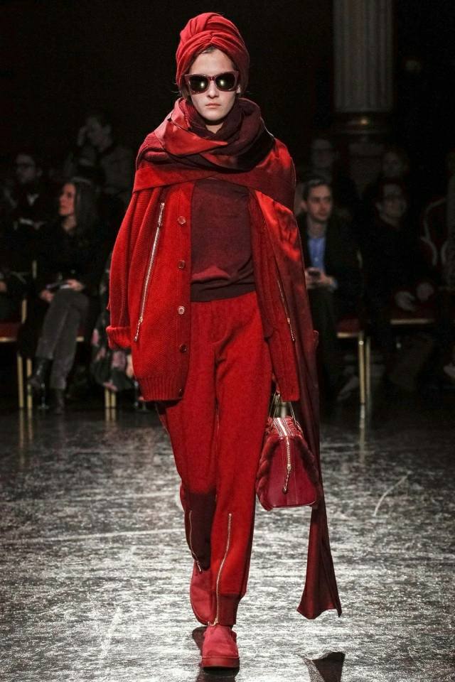 undercover-rotes-Outfit-Hose-mit-Reißverschluss-Handtasche