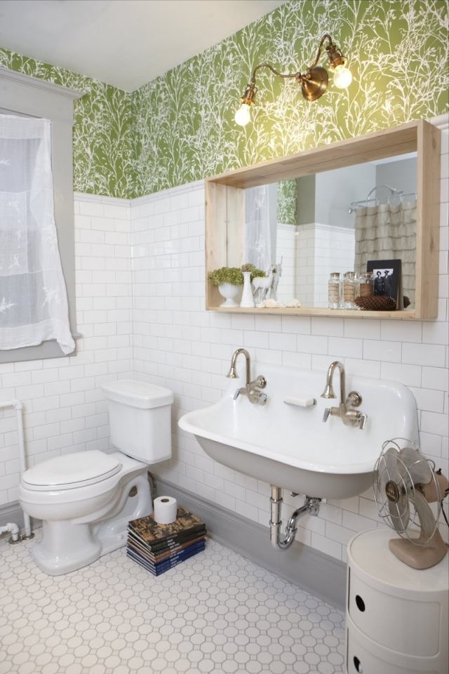 vintage-badezimmer-wandtapeten-gemustert-grün-sichtbare-rohrleitungen
