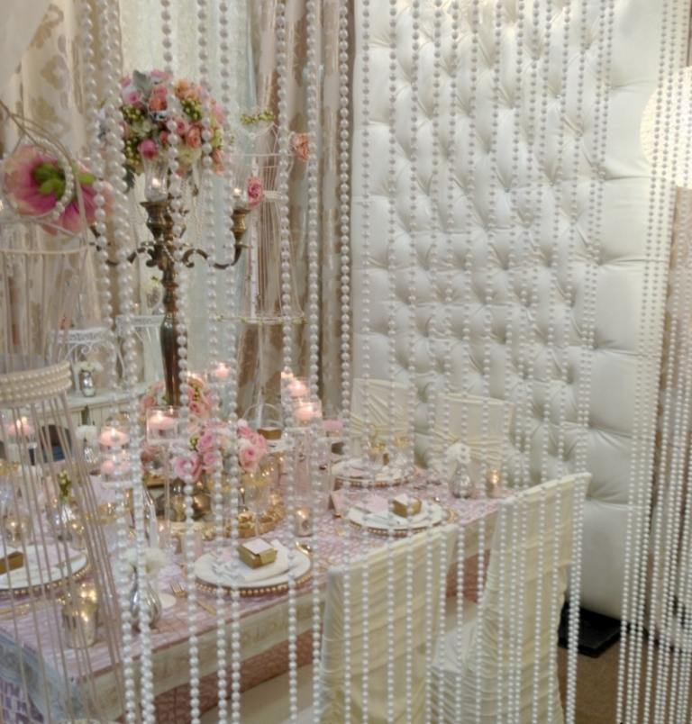vintage hochzeit hochzeitstisch perlen vorhang idee romantisch tischdeko
