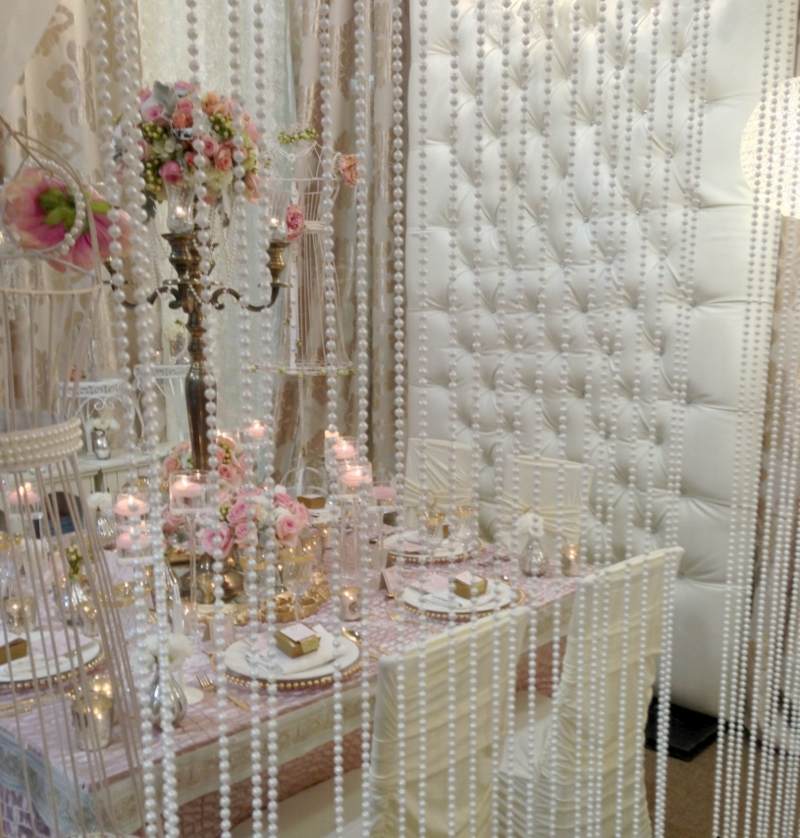 vintage hochzeit hochzeitstisch perlen vorhang idee romantisch tischdeko