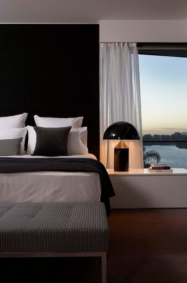 wandfarbe-schlafzimmer-schwarz-weiß-kontraste-bettdecke-nachttisch-lampe
