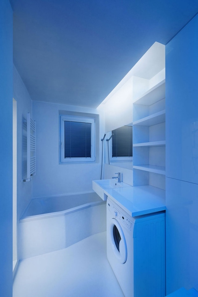 waschküche-weiße-wände-scheinen-blau-bei-künstlicher-beleuchtung