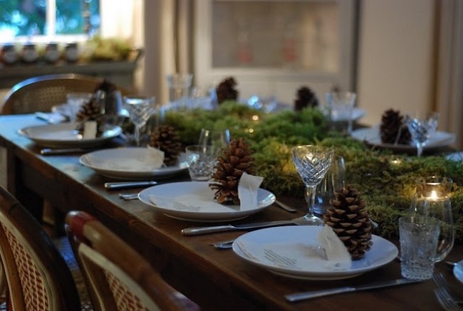 weihnachten-arrangement-für-den-tisch-dinner-im-kerzenschein-tannenzapfen-deko