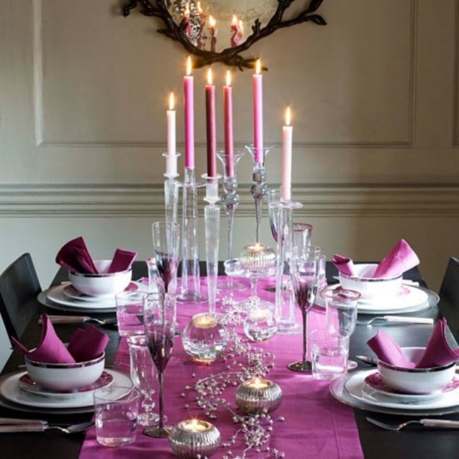 weihnachten-tafel-deko-schwarz-violett-kerzenständer-kristallglas-windlichter