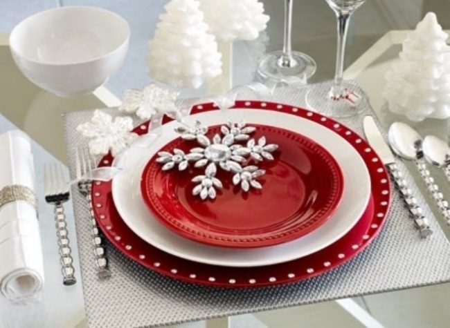 weihnachtliches-geschirr-für-dinner-weiß-rot-silbernes-besteck-schneeflöckchen-deko