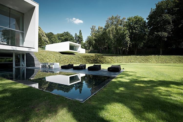 weiß-architektenhaus-garten-außenpool-minimalistisch-genets-home-laurence-sonck