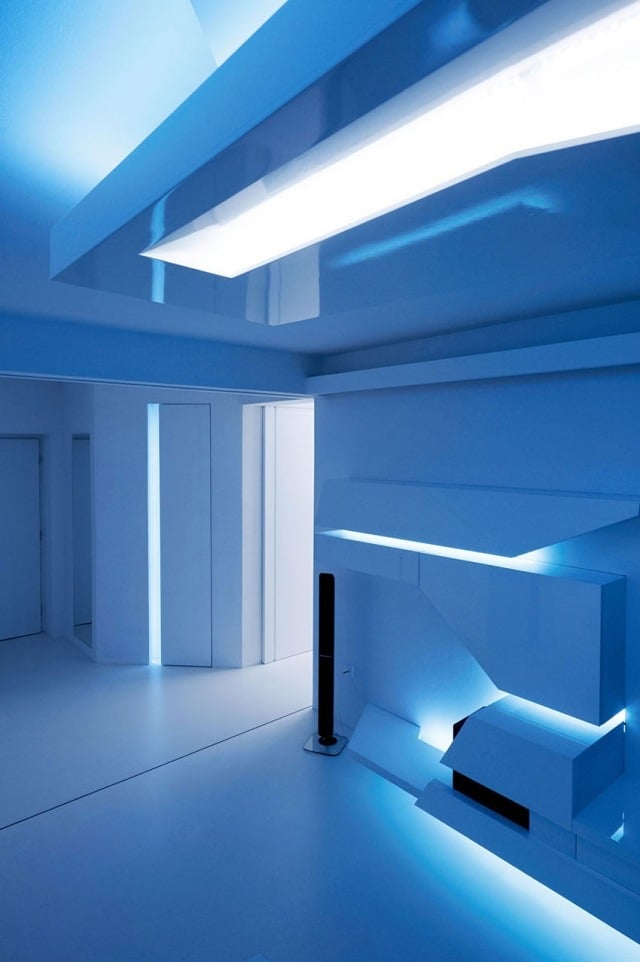 weiß-wohnzimmer-futuristisches-innendesign-integrierte-led-streifen
