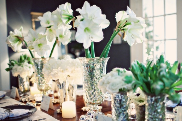 weiße-Blumen-Glitzer-Blumenvasen-Hochzeitsdekor