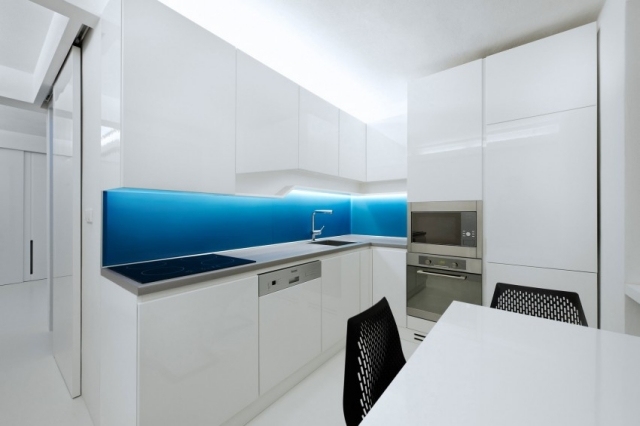 weiße-küche-einbaugeräte-minimalistisch-möbeldesign-rückwand-blau