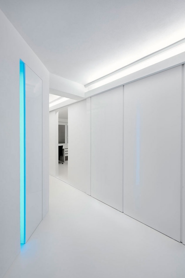 weiße-wohnung-futuristisch-gestaltet-wände-schiebetüren-polyurethan-fußboden