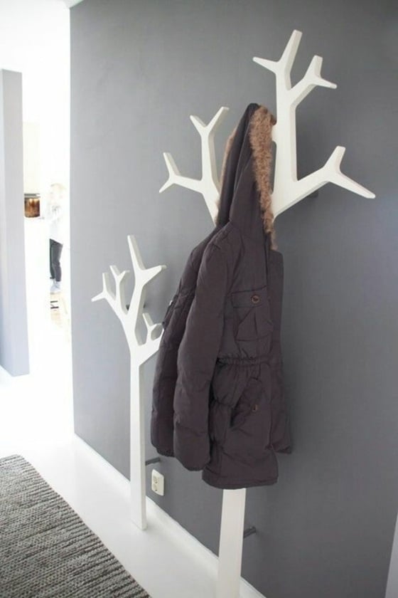 weißes-Holz-zwei-Garderoben-für-Mäntel-graue-Wand