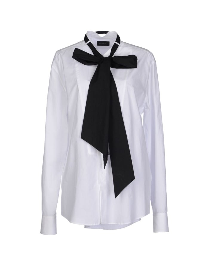 weißes-hemd-schwarze-krawatte-überdimensionale-schleife-ideen-halloween-JOHN-RICHMOND