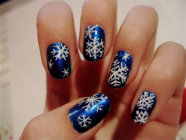 winter-Fingernägel-Design-Stamping-oder-zeichnung-schneeflöckchen