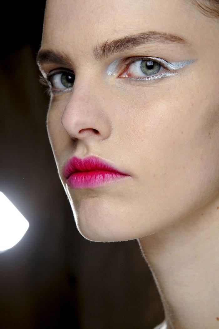 winter-herbst-make-up-trends-silber-glänzender-kajalstift-pinke-lippen