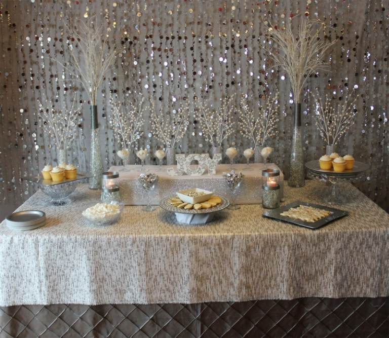 winter-hochzeit dekoration dessert tisch weiss zweige straeusse glitzer vorhang