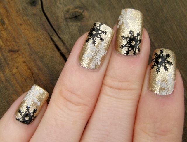  Weihnachts-Winternägel mittellange-nagel-goldener-hintergrund-schwarze-weisse-schneeflocken