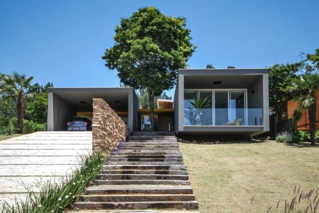 wohnhaus-im-regenwald-hügeliges-grundstück-minimalistischer-grundriss