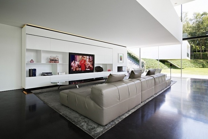 wohnwand-design-hochglanz-weiß-integrierte-led-lichtleiste-leder-couch-grau-fußboden-schwarz