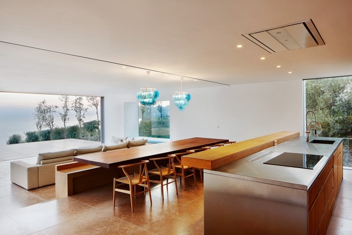 wohnzimmer-ausblick-auf-mittelmeer-weiße-decke-naturholz-möbel-kochinsel