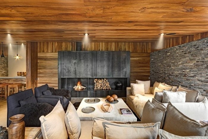 wohnzimmer-design-couch-mit-kissen-dekorative-wandverkleidung-naturstein