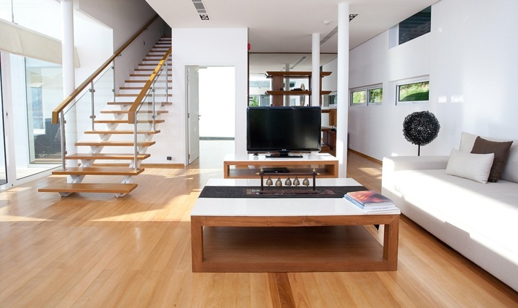 wohnzimmer-einrichten-laminat-couch-weiss-treppe-fernseher