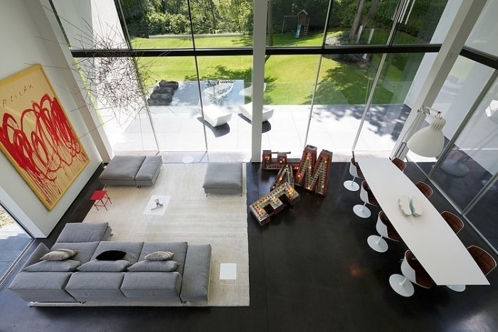 wohnzimmer-einrichtung-graumelierte-sofa-farbe-doppelte-deckenhöhe-laurence-sonck