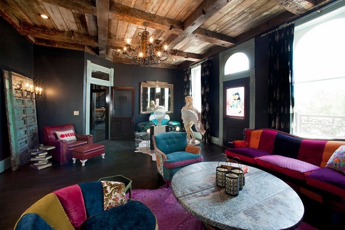 wohnzimmer-eklektik-farbige-möbel-rustikale-balkendecke-wandfarbe-schwarz