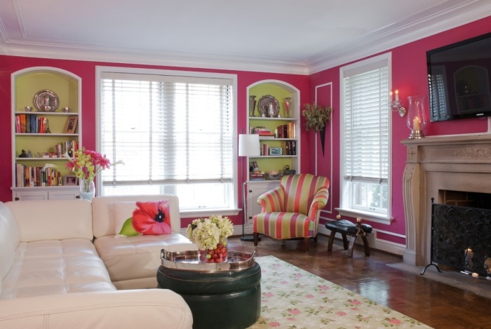 wohnzimmer-eklektischer-stil-wandfarbe-magenta-teppich-floral-gemustert