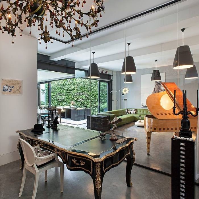 wohnzimmer-klavier-orange-trennwand-home-office-glas-barock-inspirierte-möbel