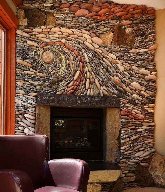 wunderschöne-Mosaikkunst-an-der-Kaminwand-gefärbte-flusssteine-vertikal-dekor