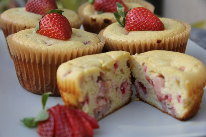 wunderschöne-Muffins-mit-Erdbeeren