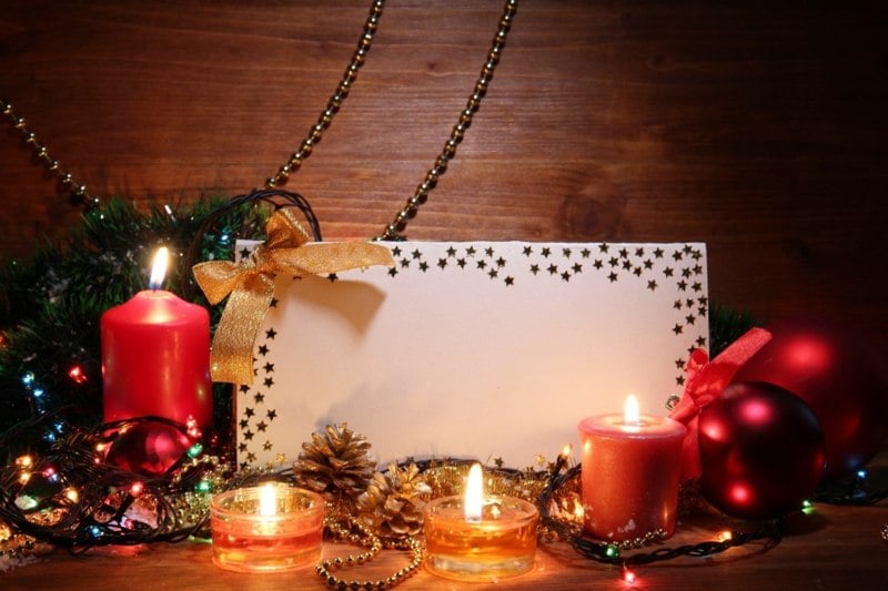 zauberhafte weihnachtsgruesse karte kerzen deko ketten christbaumkugeln