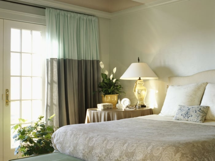 zwei-Farben-Vorhänge-Doppelbett-Schlafzimmer-Design