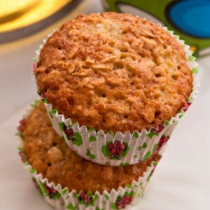 zwei-Muffins-aufeinander-gestellt-mit-Banane