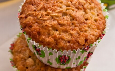 zwei-Muffins-aufeinander-gestellt-mit-Banane