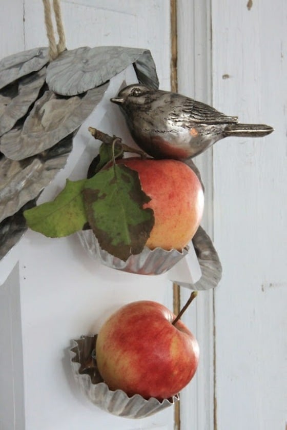 Äpfel-in-Metall-Färmchen-und-Vogel-aus-Metall