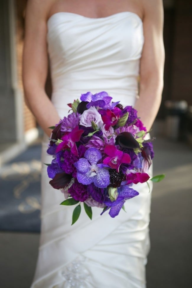 üppig-Wicken-Hochzeitsstrauß-rund-geformt-dunkel-violett-duftend